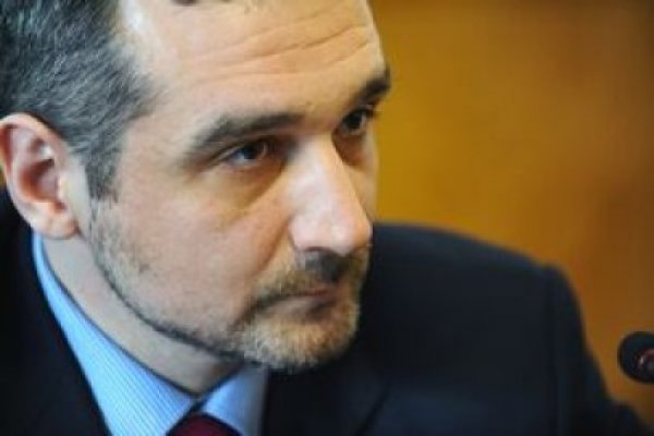 Ministrul Lăzăroiu şi-a luat un blogger pe post de consilier